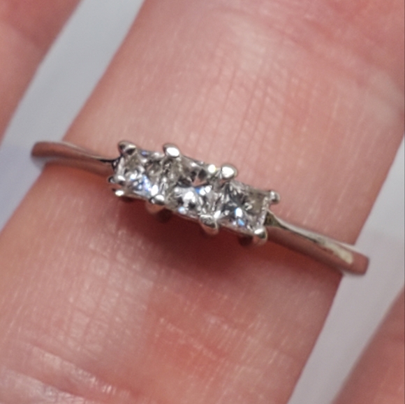 14k White Gold Three Stone Square Princess Diamond Heart Cutout Ring - Picture 5 of 11